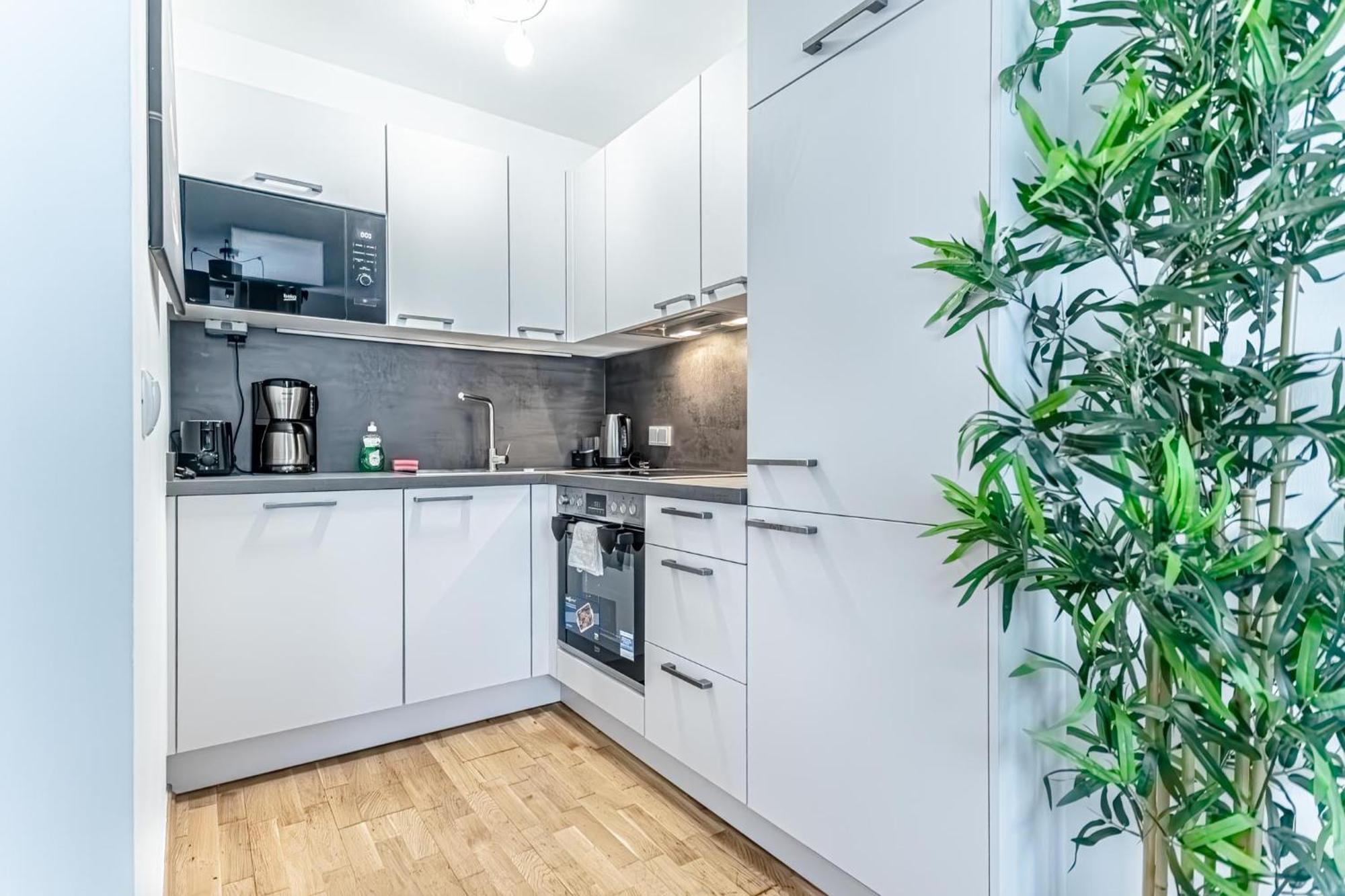 Apartamento Charming 1Br, Steps From Reumannplatz U1 Viena Exterior foto