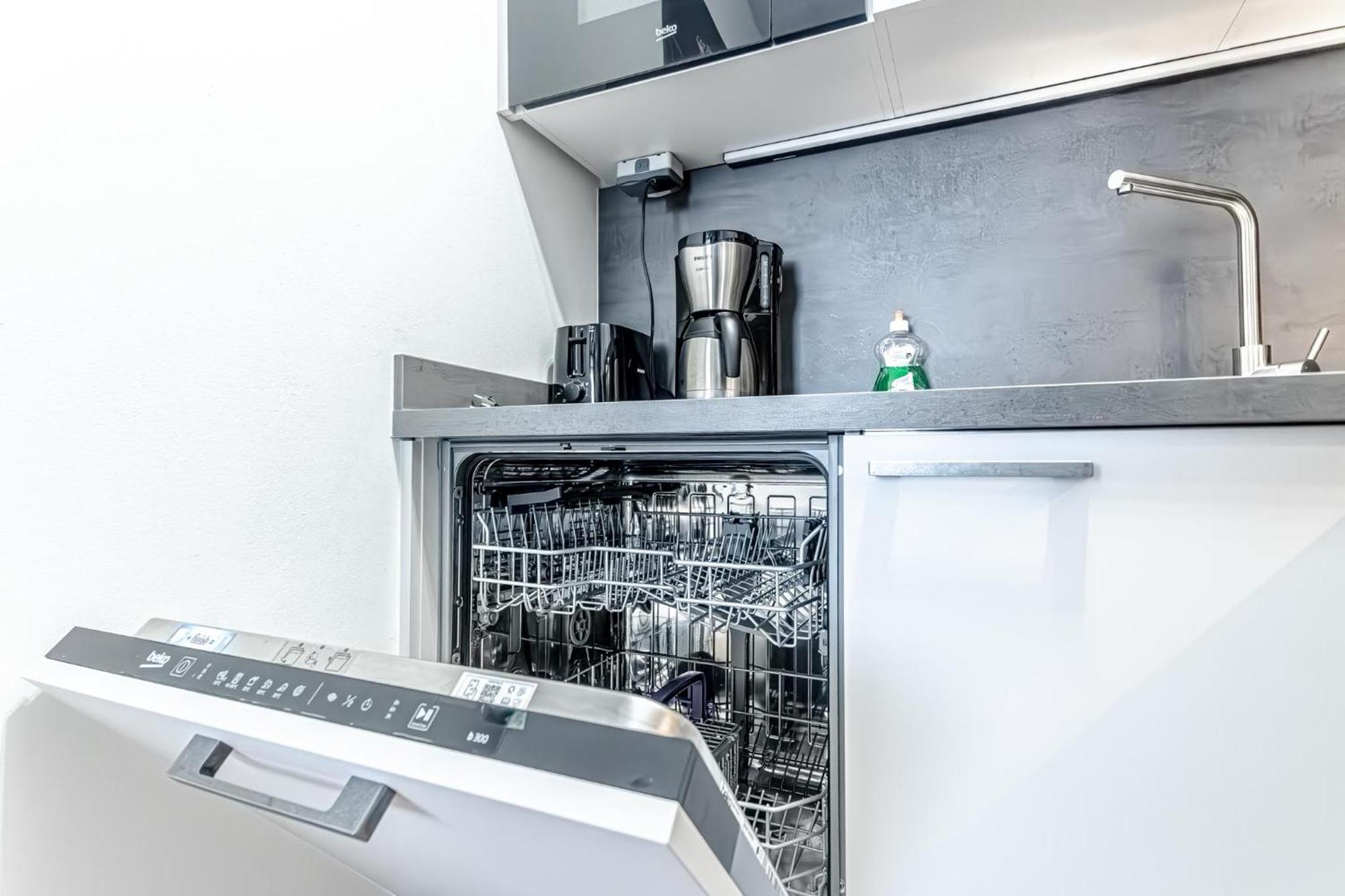 Apartamento Charming 1Br, Steps From Reumannplatz U1 Viena Exterior foto