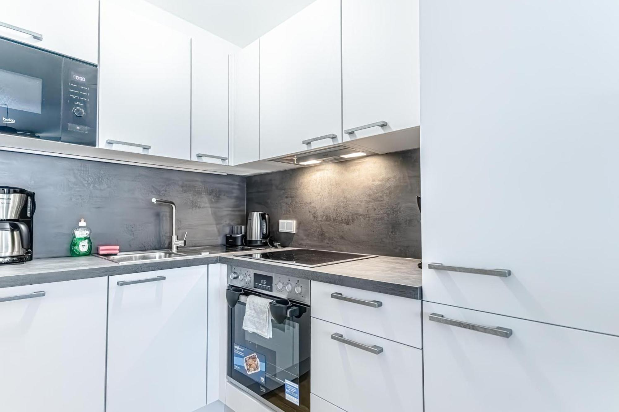 Apartamento Charming 1Br, Steps From Reumannplatz U1 Viena Exterior foto