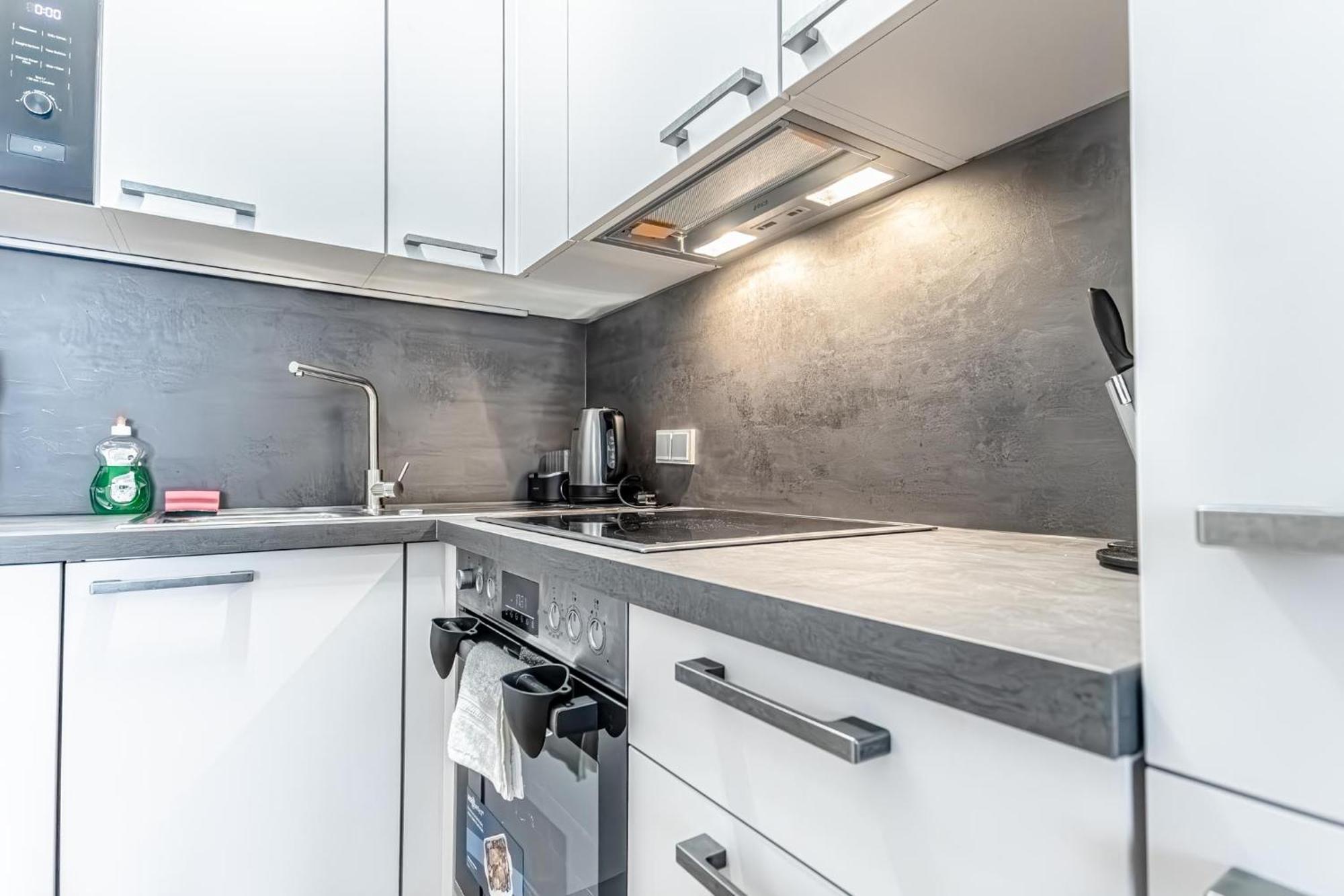 Apartamento Charming 1Br, Steps From Reumannplatz U1 Viena Exterior foto