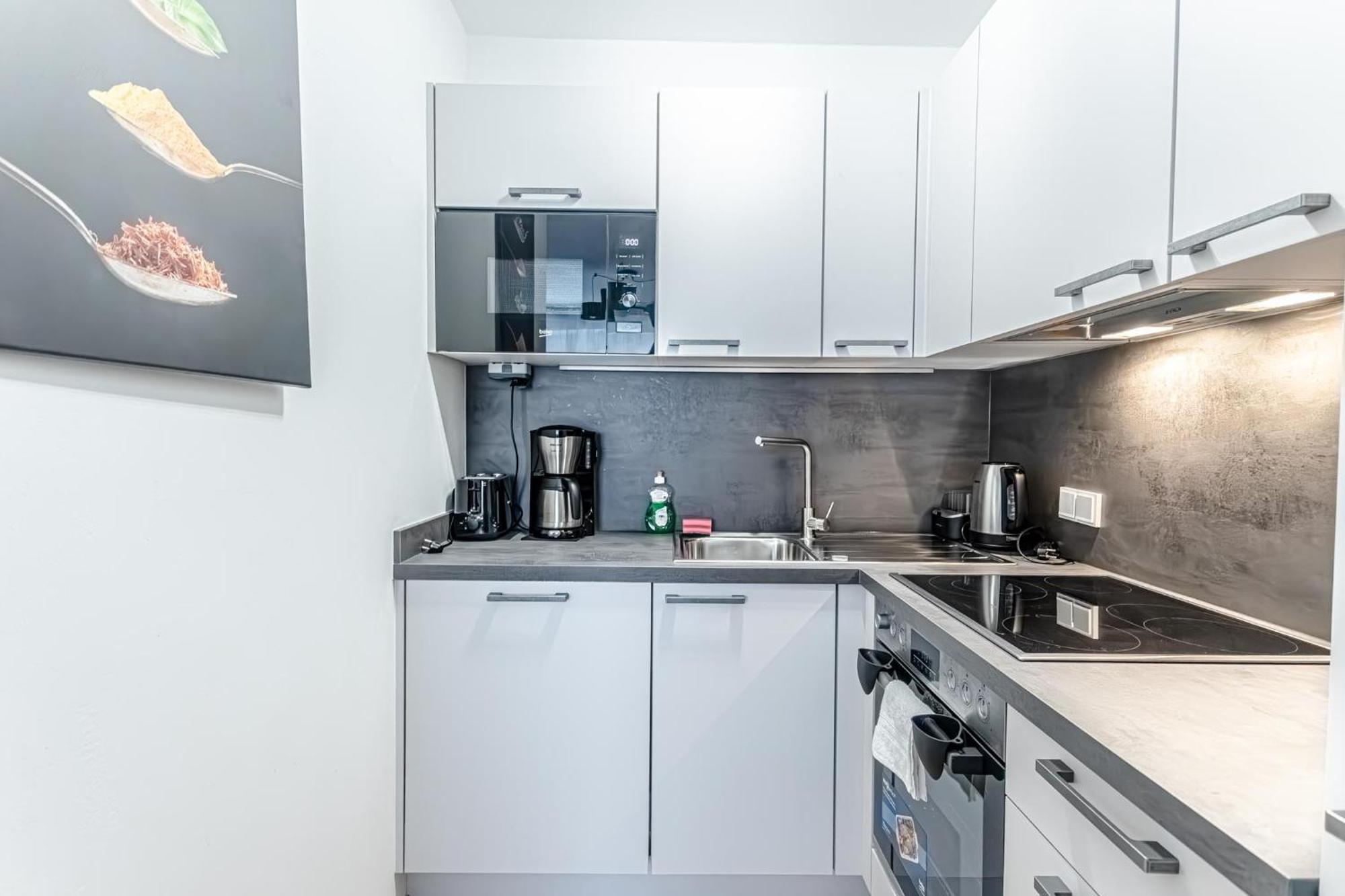Apartamento Charming 1Br, Steps From Reumannplatz U1 Viena Exterior foto
