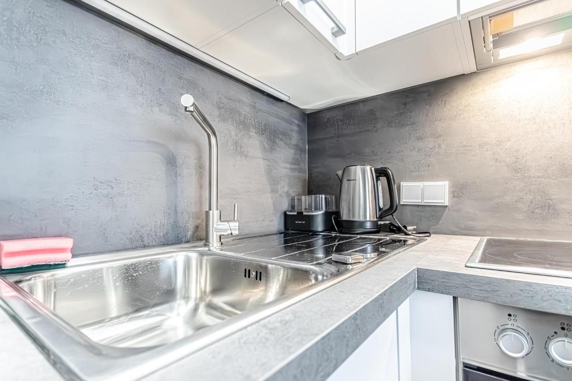Apartamento Charming 1Br, Steps From Reumannplatz U1 Viena Exterior foto